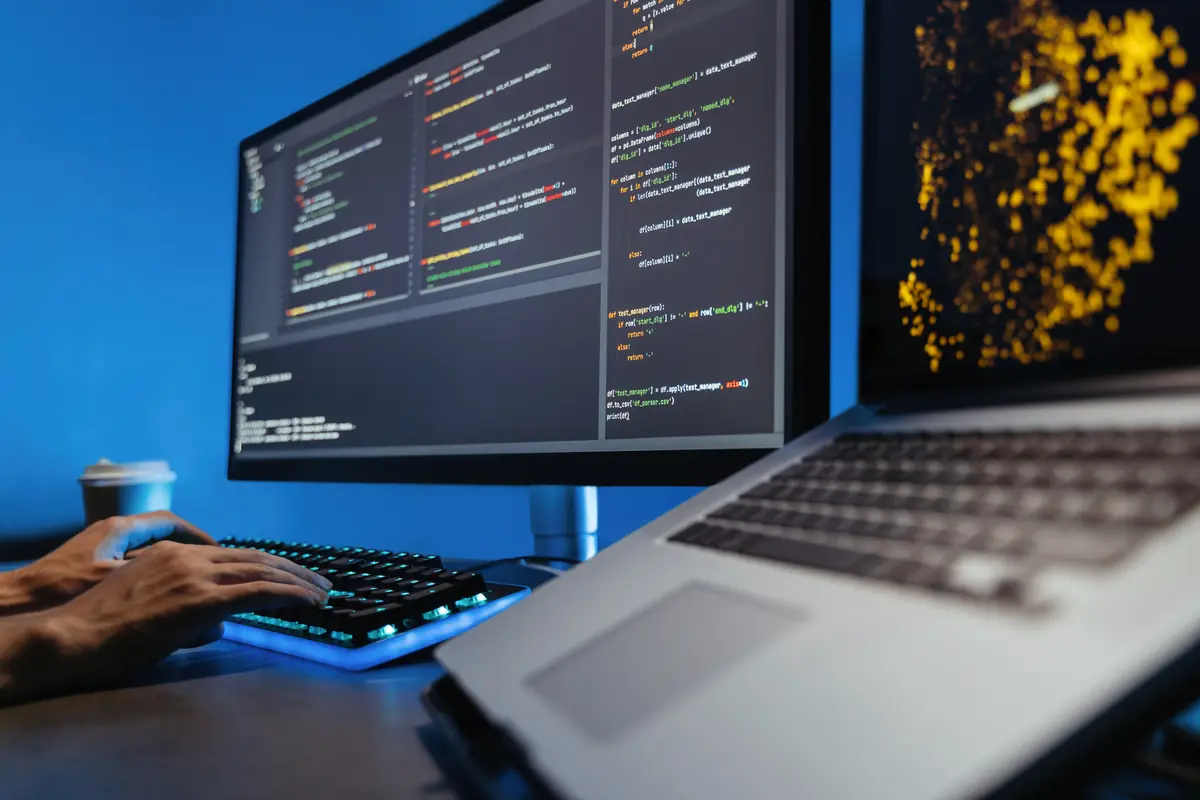 パソコンで業務システムを開発している手元